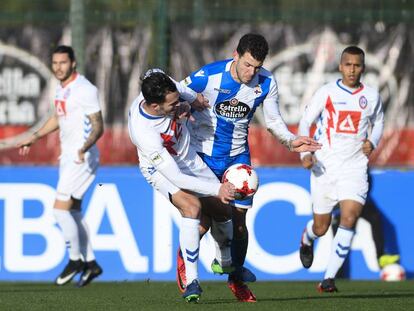 Uxío, delantero del Fabril, pugna contra un zaguero del Rayo Majadahonda.