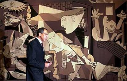 El embajador ruso ante Naciones Unidas, Sergei Lavrov, pasa junto a una reproducción del <b><i>Guernica</b></i> de Picasso.