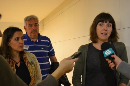 Las víctimas junto a Ana Miranda tras el encuentro
