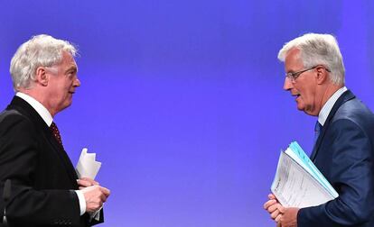 El ministro británico para el Brexit, David Davis (i), frente al negociador europeo, Michel Barnier el pasado 31 de agosto.