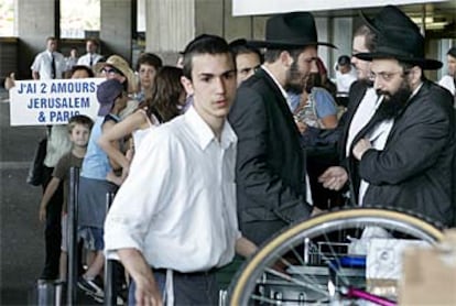 Un grupo de judíos embarca en el aeropuerto de París hacia Israel.