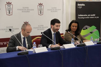 De izquierda a derecha: Óscar García Maceiras, secretario general del Banco Santander; Francisco Ramírez, socio de Deloitte Legal y moderador del debate; y Mónica Paramés, consejera y secretaria del Consejo de Administración de Sanitas.