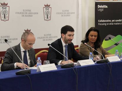 De izquierda a derecha: Óscar García Maceiras, secretario general del Banco Santander; Francisco Ramírez, socio de Deloitte Legal y moderador del debate; y Mónica Paramés, consejera y secretaria del Consejo de Administración de Sanitas.