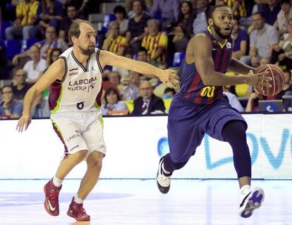 Jacob Pullen avanza, seguido por el ala-pívot italiano Leo Mainoldi.