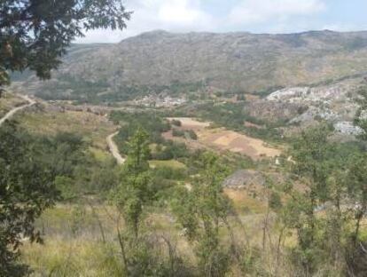 Vista de Pradorramisquedo (Ourense) junto a las pronunciadas curvas de la ZA-102.