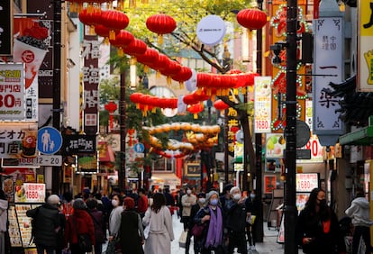 Varias personas caminan por la calle este martes en Yokohama (China).