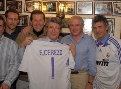 Enrique Cerezo posa con la camiseta del Madrid junto a Ramón Calderón y Ángel María Villar.