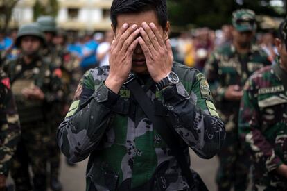 Un soldado reza durante una ceremonia de izado de bandera en Marawi, la capital de Lanao del Sur (Filipinas). 