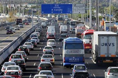 Los vehículos tomaron ayer la autovía A-6, que estrenó el cuarto carril desde el kiómetro 22 al 32.