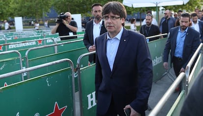 El presidente de la Generalitat, Carles Puigdemont, el pasado viernes durante una visita a un festival de m&uacute;sica en Barcelona.