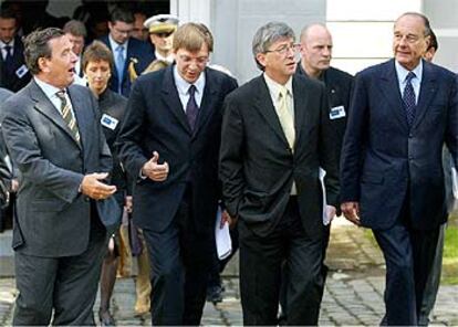 Gerhard Schröder, Guy Verhofstadt, Jean-Claude Juncker y Jacques Chirac, de izquierda a derecha. 

/ REUTERS