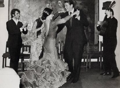 Ronald Reagan, entonces gobernador de California, baila con Lucero Tena en esta foto de 1972.