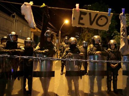 Un grupo de policías frente a una protesta en La Paz, este domingo.