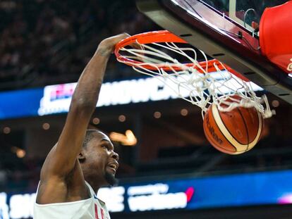 Kevin Durant hace un mate en el amistoso ante Argentina.