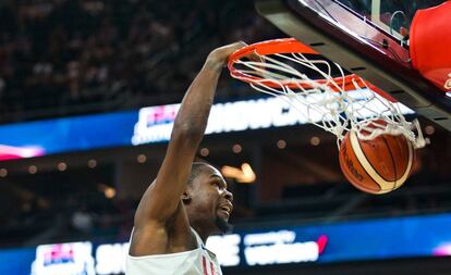 Kevin Durant hace un mate en el amistoso ante Argentina.