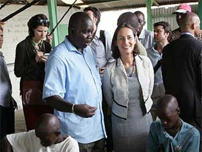 Ségolène Royal, durante la visita que efectuó ayer a Dakar.