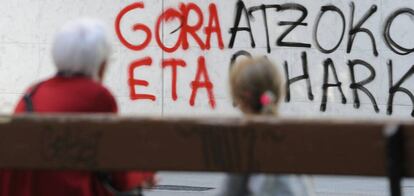 Una mujer y una niña observan una pintada a favor de ETA en una pared en Vitoria en abril pasado.