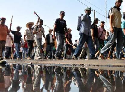 Miles de campesinos se manifiestan en Asunción a favor de la reforma agraria el pasado martes.