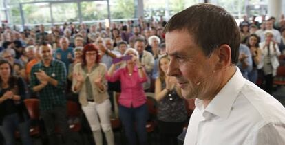 Arnaldo Otegi, durante un encuentro con ciudadanos, este mi&eacute;rcoles en Bilbao.