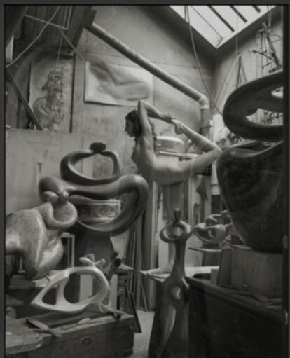 Mark Arbeit, que también trabajó a las órdenes de Irving Penn, es el autor de Mark Arbeit Work, un libro de fotografías prologado por June Newton. Es conocido por sus imágenes de mujeres desnudas junto a esculturas o sobre lienzos en en los talleres de pintores de París. Ha trabajado para publicaciones como InStyle, MarieClaire, Vogue, People o Forbes.