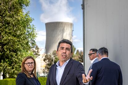El presidente de la Generalitat, Carlos Mazón, tras atender a los medios en su vista a la central nuclear de Cofrentes, propiedad de Iberdrola. 