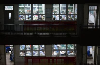 Vista general de estudiantes repasando los apuntes en Handan (China), el 23 de mayo de 2018.