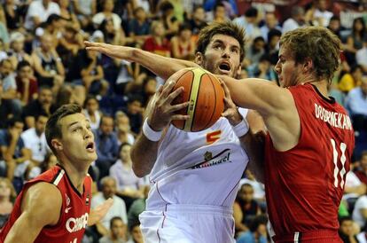 Rudy Fernández entre a canasta ante Doornekamp durante el Mundial de Baloncesto de Turquía.