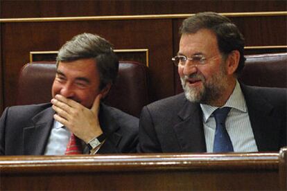 El presidente del PP, Mariano Rajoy (drcha.), y el secretario general del partido, Ángel Acebes, durante la sesión de hoy en las Cortes.