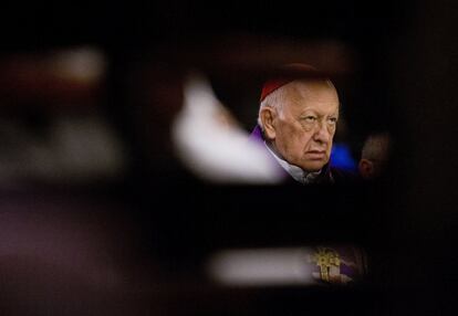 El exarzobispo de Santiago, el cardenal Ricardo Ezzati, participa en una misa en la Catedral de Santiago de Chile, el 24 de marzo de 2019. un día después de que el Papa Francisco lo reemplazara como arzobispo después de haber sido puesto bajo investigación criminal. Los sobrevivientes chilenos de abuso sexual han acusado a Ezzati y su predecesor en Santiago, el cardenal Javier Errazuriz, de proteger a los sacerdotes depredadores y desacreditar a las víctimas. Ezzati ha negado encubrir ningún caso.