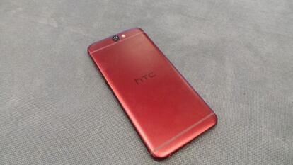 Aunque de gama media, el HTC One A9 monta un procesador de ocho núcleos a 1,53 GHz acompañado de 2 ó 3 GB de RAM según versiones.