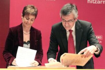 La consejera Arantza Tapia y el presidente de Eroski, Agustín Markadie, firman el convenio de colaboración para impulsar los alimentos de Euskadi.