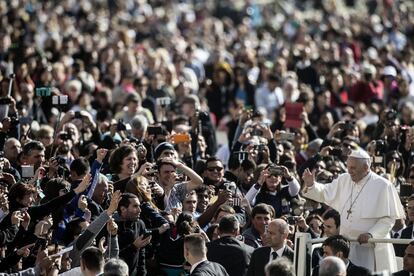 El Papa Francisco saluda a los fieles a su llegada a la audiencia general de los miércoles en Ciudad del Vaticano