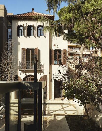 Las ventanas en pino teñido son obra de los arquitectos. Las curvas dulcifican la fachada de Villa Leonor, que cuenta con un patio trasero y otro de acceso con pérgola y piscina.<p>-</p><br><p>¿Qué cambiar para que nada cambie? La famosa máxima lampedusiana revive en esta casa centenaria de la zona alta de Barcelona. Carla Navas y Víctor Molina (ambos, 1986), integrantes del estudio de arquitectura WIT (<i>we innovate together</i>), transformaron la planta baja en una vivienda contemporánea. El objetivo: disfrutar cómodamente de cada rincón. Ese adverbio es importante, pues la casa es la misma que fue construida hace casi un siglo para pasar el verano, cuando la ciudad no estaba tan expandida, pero el uso es radicalmente distinto. La vivienda es hoy una secuencia de arcos que tiene por centro la chimenea de hierro forjado rodeada de sofás. Al fondo, el comedor y la cocina, que reciben luz del patio, y una sucesión de salones con sofás a medida crean un espacio de convivencia. Los dormitorios y los baños actualizan el clasicismo de la vivienda con aires minimalistas. Los arcos que remiten a su origen tienen ahora carpinterías resistentes y aislantes que los arquitectos diseñaron en pino teñido. El resultado es una oda al confort. </p>
