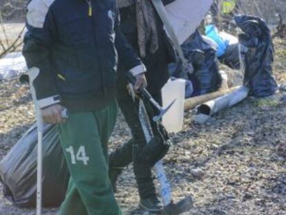 Dos gitanos rumanos desalojados de un campamento en Estocolmo el 14 de marzo.