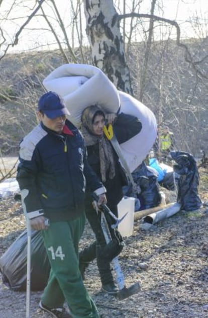 Dos gitanos rumanos desalojados de un campamento en Estocolmo el 14 de marzo.