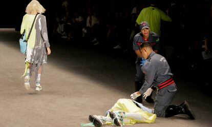 El modelo Tales Cotta atendido sobre la pasarela en la Semana de la Moda de Sao Paulo, el pasado sábado.