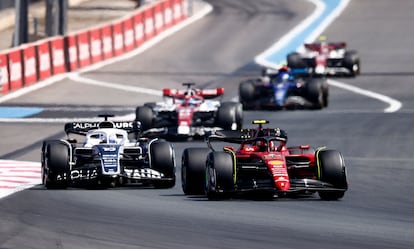 El piloto de Ferrari, Carlos Sainz, adelanta a Pierre Gasly.