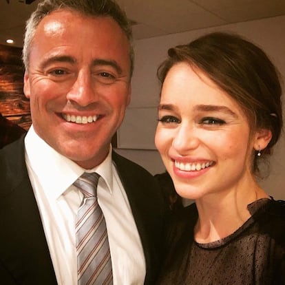 <p>Emilia Clarke es una de las protagonistas de la serie del momento, como lo fue Matt LeBlanc en los años noventa en ‘Friends’. La actriz de ‘Juego de tronos’ y el inolvidable Joey Triviani se encontraron el pasado junio en un programa de televisión. </p> <br> <p>“¿Podrías preguntarme cómo me va?", le dijo la actriz en su papel de fan a LeBlanc, en referencia a una de las frases más famosas del actor en ‘Friends’. "¿Cómo te va? Completamente mareada. Logré una de mis metas con esta joya (en forma de Joey y de Matt). La gira de ‘Yo antes de ti’ hizo a esta chica de los noventa muy feliz", escribió la intérprete en su Instagram junto a un 'selfie' de los dos.</p>