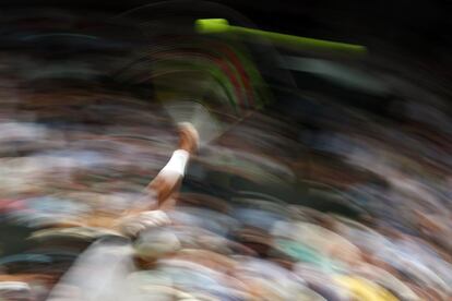 El tenista español Rafael Nadal en acción durante el partido contra el portugués Joao Sousa, este lunes en el torneo de Wimbledon, en Londres (Reino Unido).