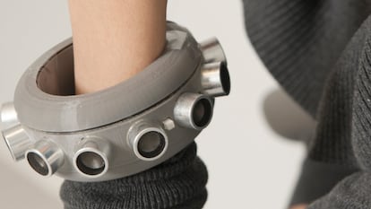 Brazalete que genera el ruido suficiente como para despistar los oídos de Alexa y demás asistentes.