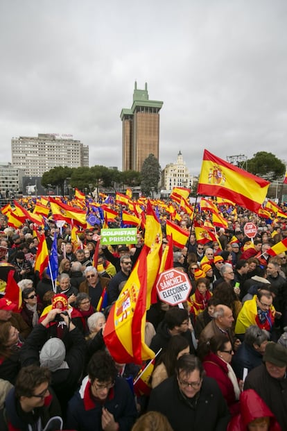 Rivera ha denunciado en su discurso que los "separatistas nos marquen el camino y que el conjunto de españoles estemos al servicio de los que quieren liquidar este país". Para el líder de Ciudadanos, la manifestación de este domingo es un "no a los indultos y a los privilegios y un sí a la justicia y a la Constitución". En la imagen, los manifestantes exhiben pancartas contra el presidente del Gobierno, Pedro Sánchez y los líderes independentistas catalanes.