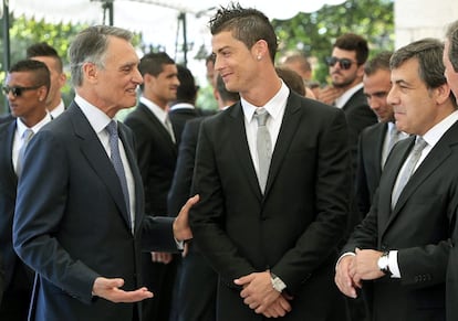 Portugal envía a sus futbolistas a la Eurocopa con los deberes cumplidos, de momento. El presidente portugués Annibal Cavaco Silva, a la izquierda, agarra a Cristiano Ronaldo al despedir ayer en Lisboa a su selección, el mismo día en que el Banco Central Europeo, El Fondo Monetario Internacional y la Unión Europea dieron por buenas las cuentas del país.