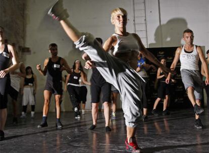 Los aspirantes de Barcelona practican la coreografía durante la audición de baile.