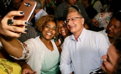 Alckmin com eleitores durante evento de campanha no Rio de Janeiro.