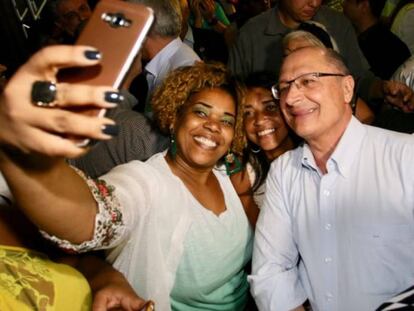 Alckmin com eleitores durante evento de campanha no Rio de Janeiro.