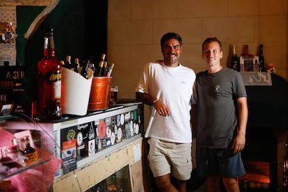 El futbolista Abdón Prat, del RCD Mallorca, junto con su amigo Sergi, en el restaurante Toque de Queda, en Palma de Mallorca. 12-08-2024