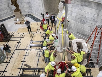 Operarios levantan de su pedestal una estatua de Jefferson Davis el pasado día 13 en Frankfort (Kentucky).