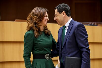 La líder socialista húngara Kata Tutto y el presidente de la Junta de Andalucía, Juan Manuel Moreno, tras ser elegidos presidentes del Comité de las Regiones durante el pleno celebrado este jueves en Bruselas (Bélgica).