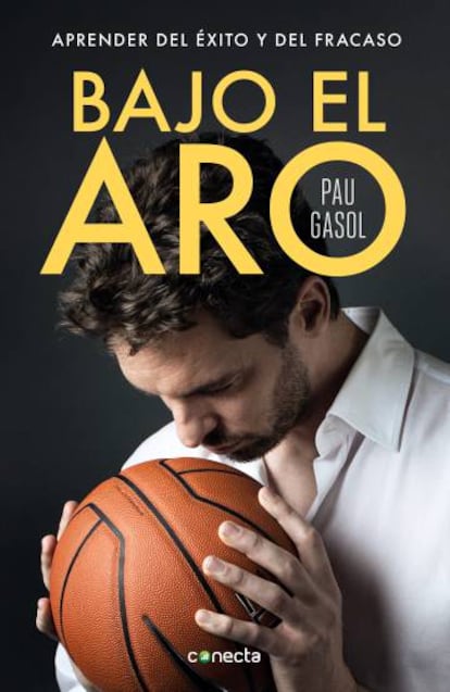 Portada del libro 'Bajo el aro' de Pau Gasol.