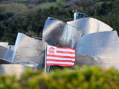El museo Guggenehim de Bilbao luce la bandera del Athletic.